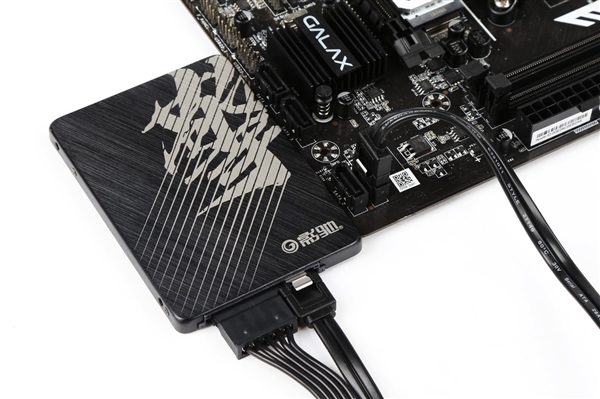 M.2接口、SATA接口的固态硬盘 究竟选哪个好?